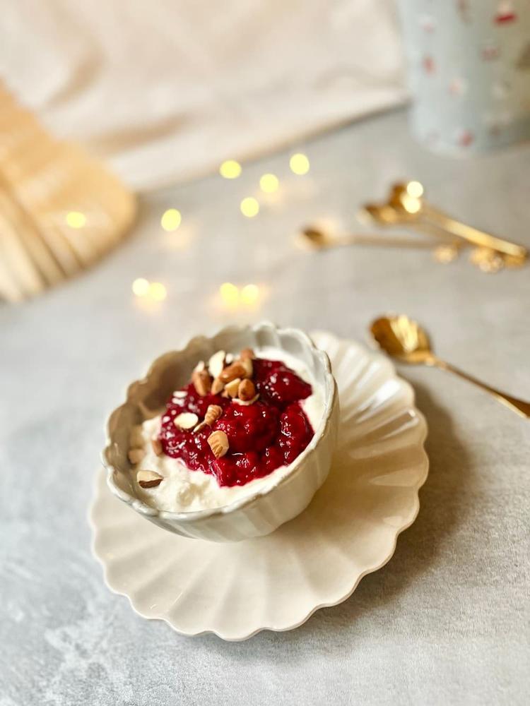 Low-carb rice cream with red sauce