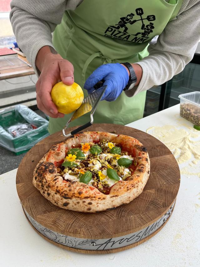 NM-vinner 2023 - Luftig surdeigspizza med N'duja og pistasj