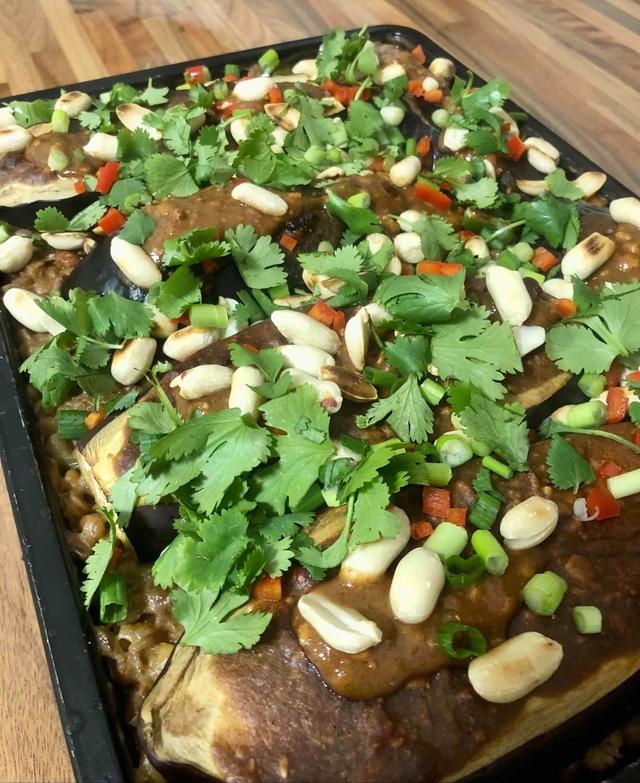 Aubergine i linser med peanøttsaus