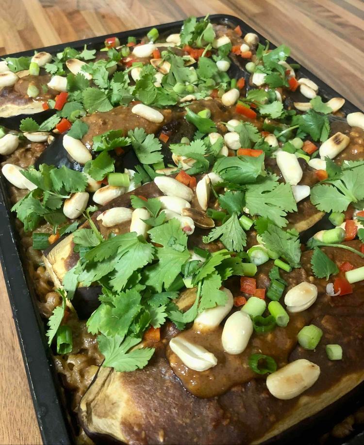 Aubergine i linser med peanøttsaus