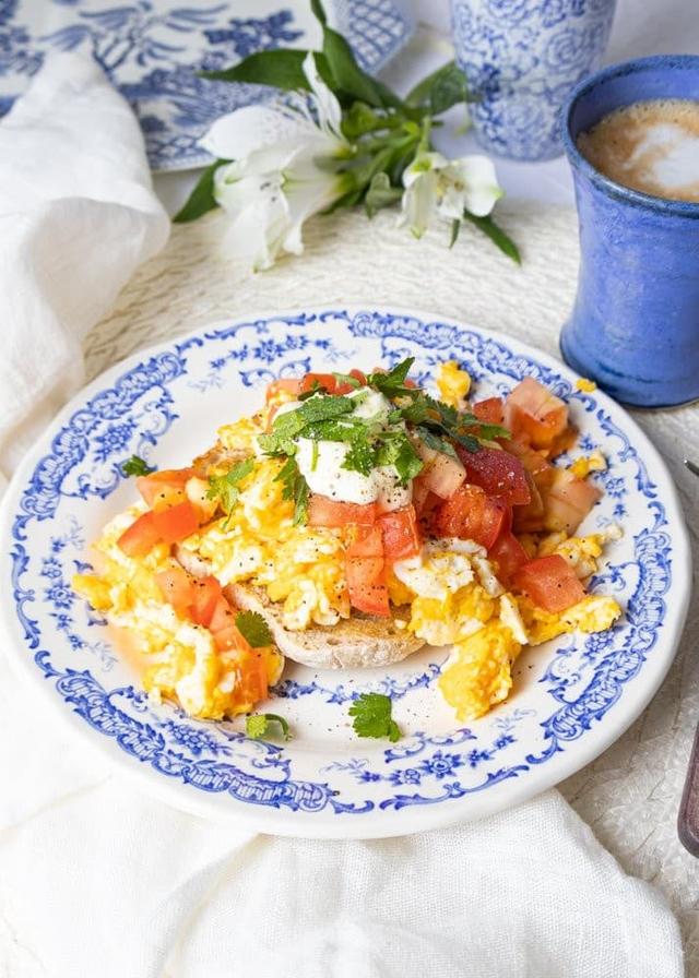 Toast med eggerøre og tomat