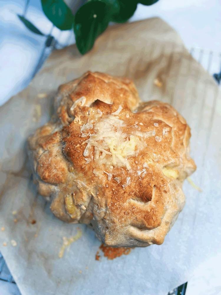 Hjemmelaget brød med resteost!