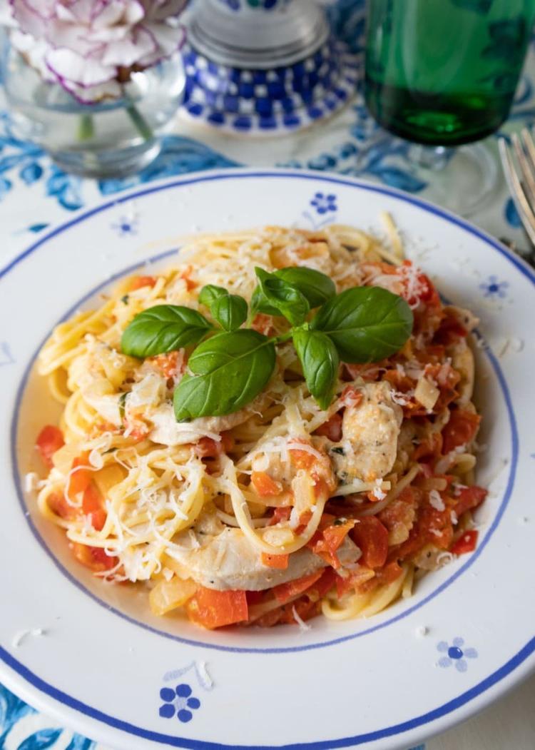 Spaghettini med kremete kyllingsaus