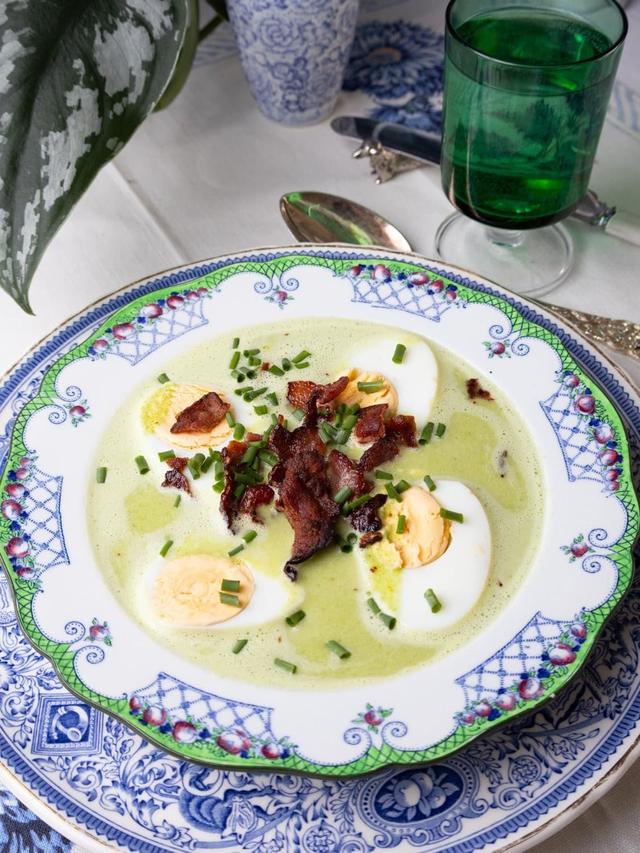Ertesuppe med egg og bacon