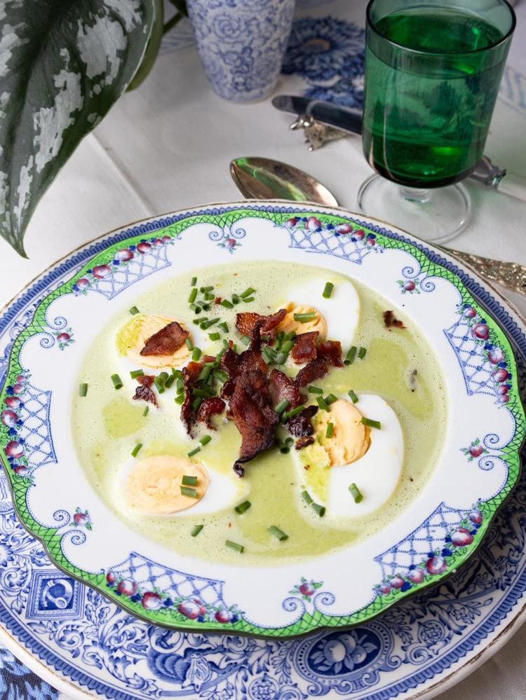 Ertesuppe med egg og bacon