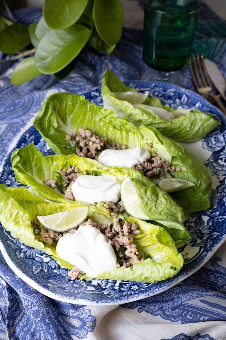 Limemarinert svinekjøtt servert i salat