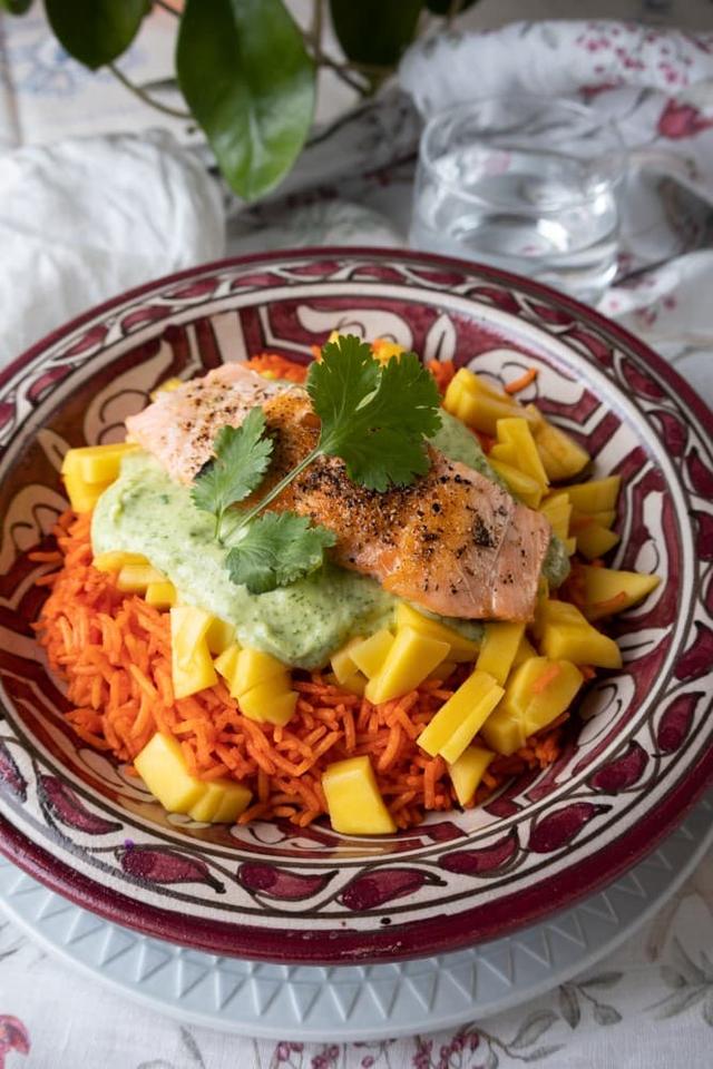 Laks med avokadokrem, mango og rød ris