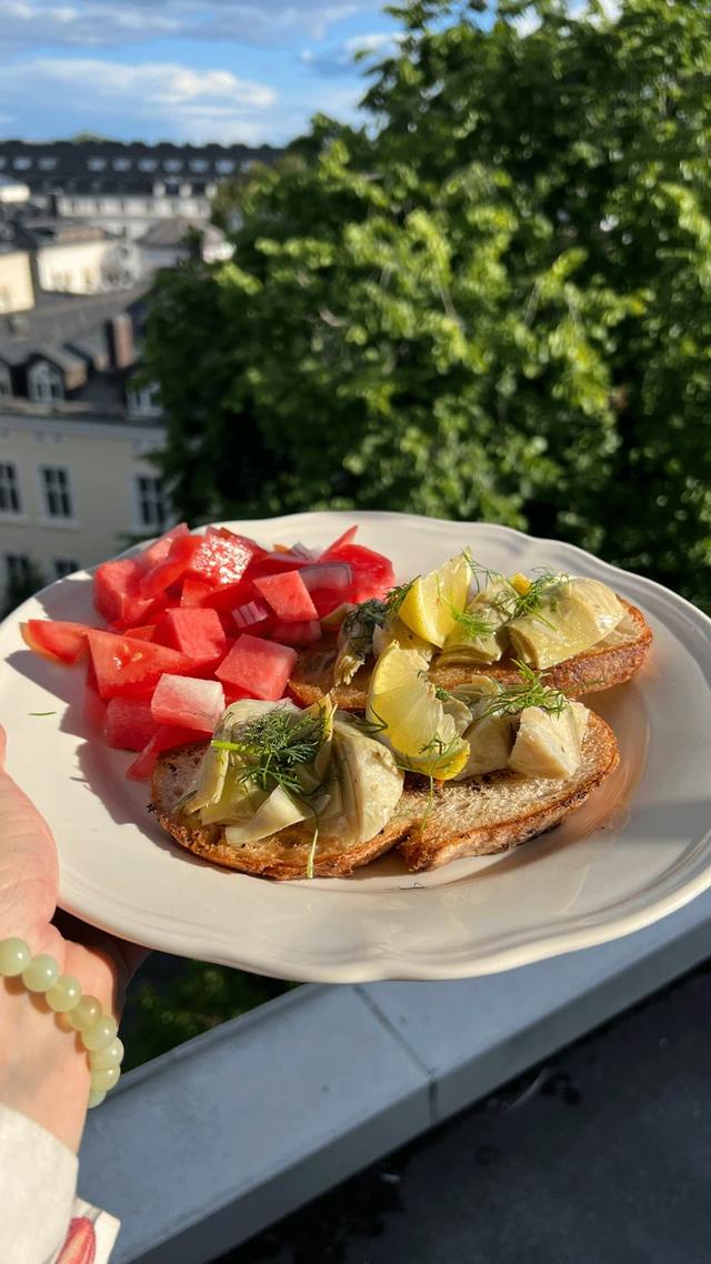 Crispy toast med artisjokk med vannmelonsalat