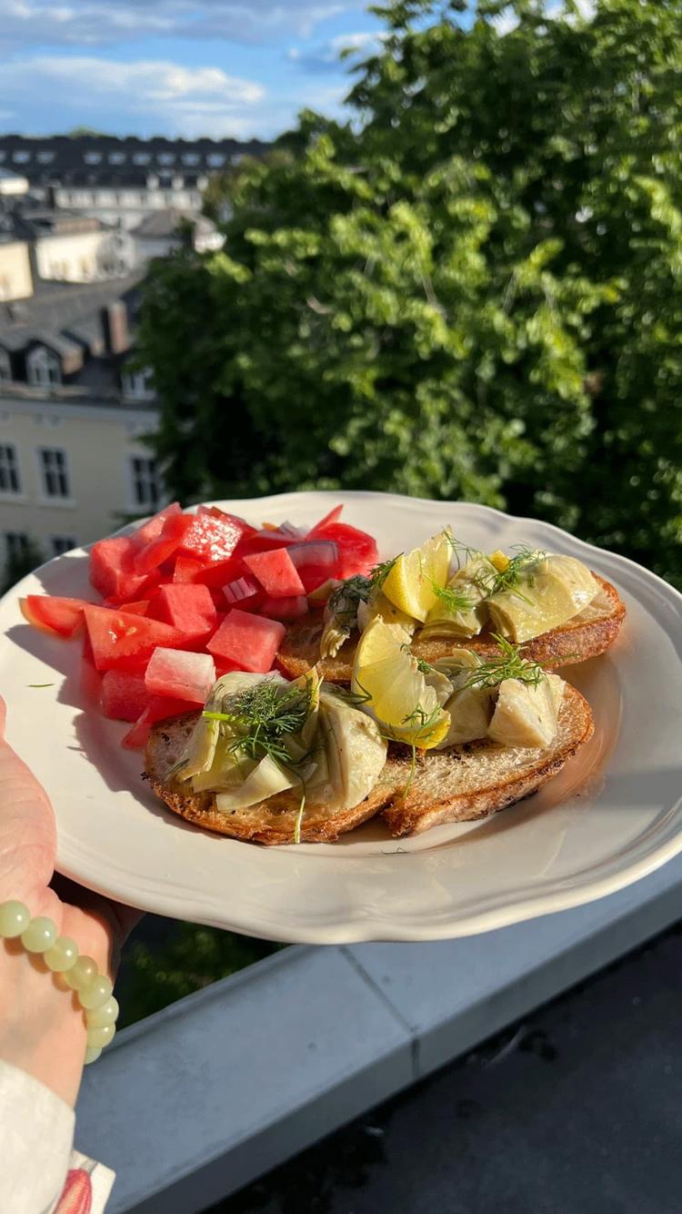Crispy toast med artisjokk med vannmelonsalat