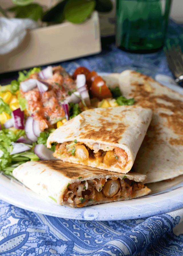 Quesadillas med salat og hjemmelaget salsa