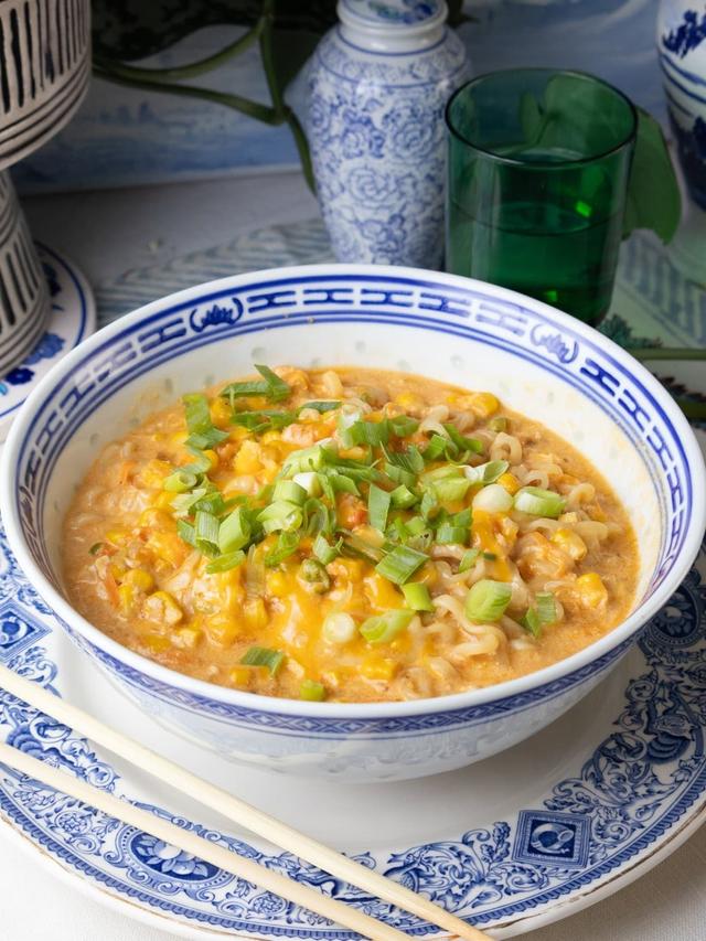 Kremet ramen med cheddar og mais