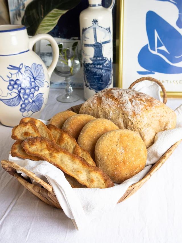 Bread, rolls or crackers