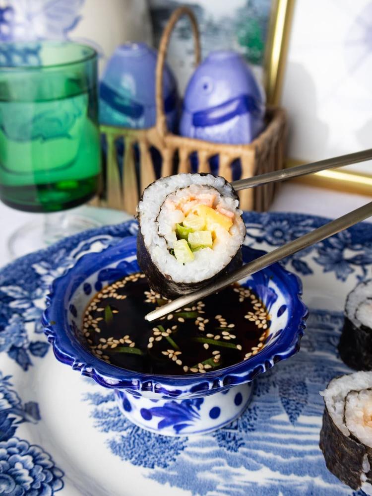 Maki med saftig laks, agurk, mango og chilimajones