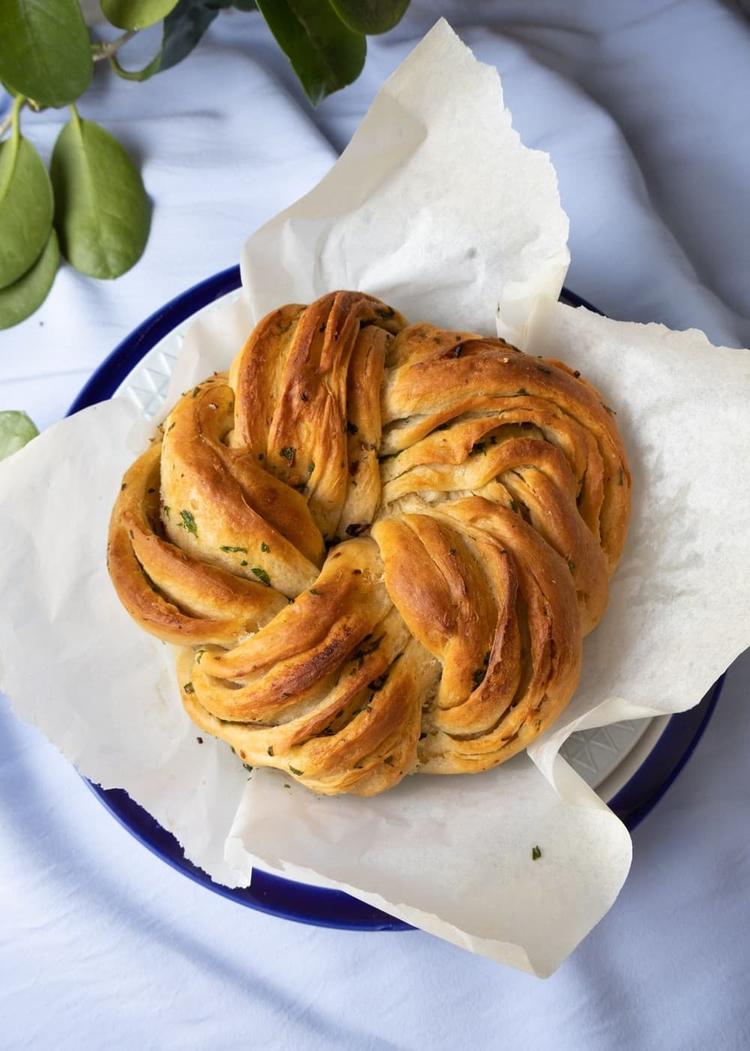 Pull-Apart Garlic Butter Bread Wreath
