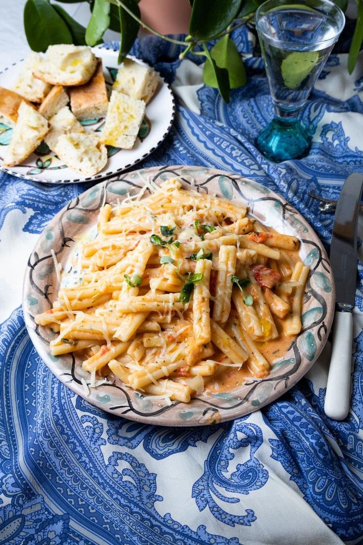 Kremet rød pesto pasta med friske tomater