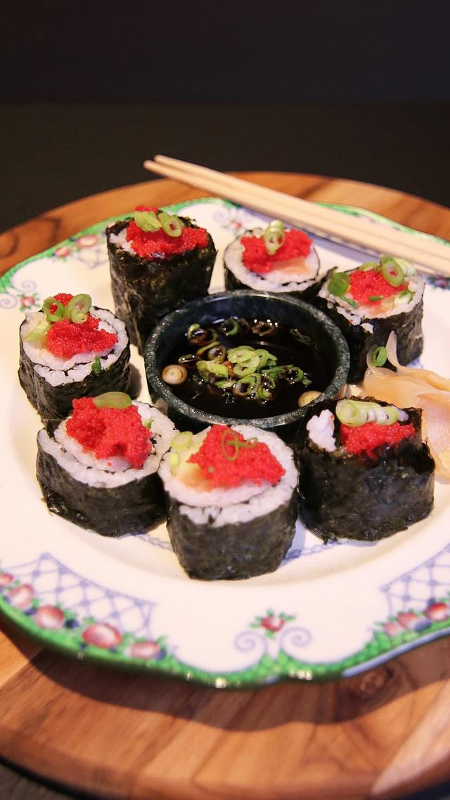 Maki with Lemon-Marinated Salma and Capelin Roe