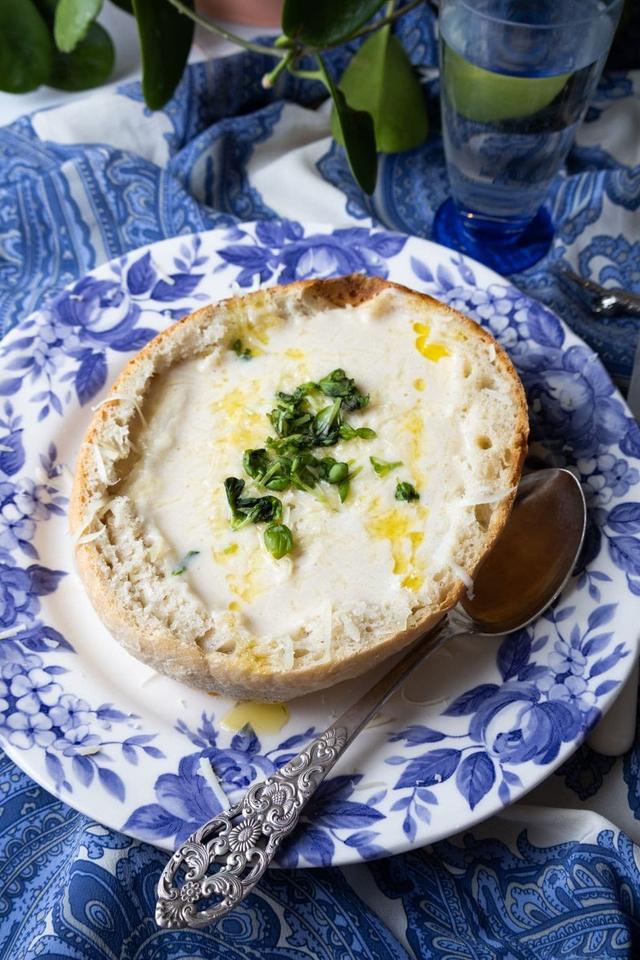 Kremet blomkålsuppe i brød