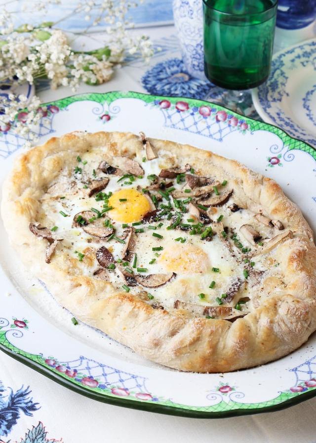 Frokostpizza med egg, sopp og parmesan