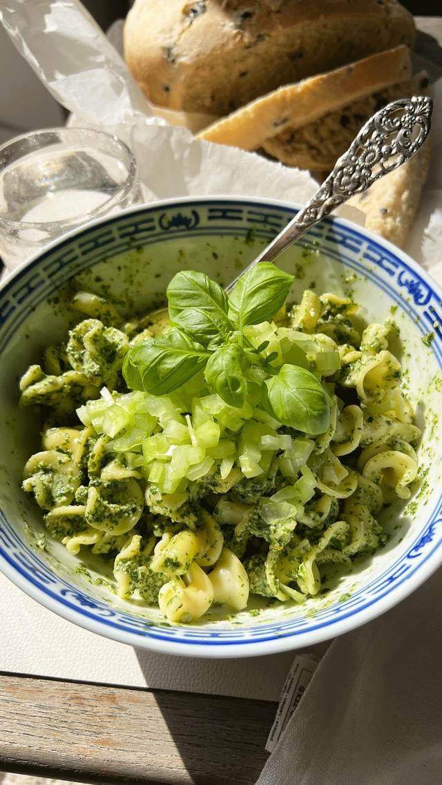 Pesto pasta med olivenbrød