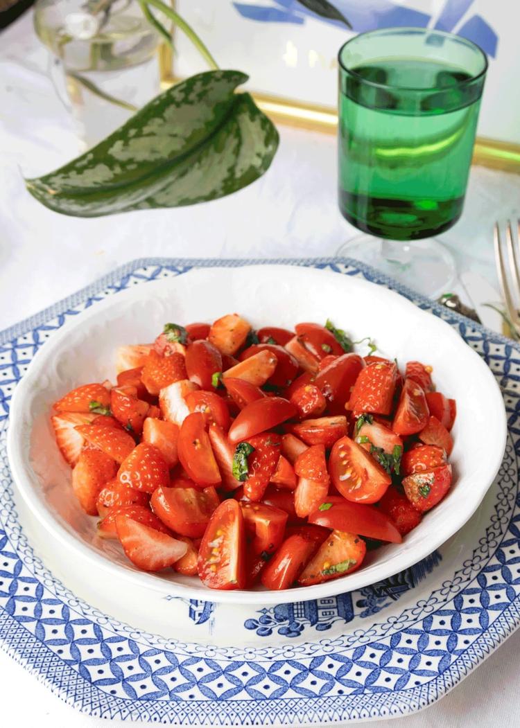 Strawberry- and Tomato Salad
