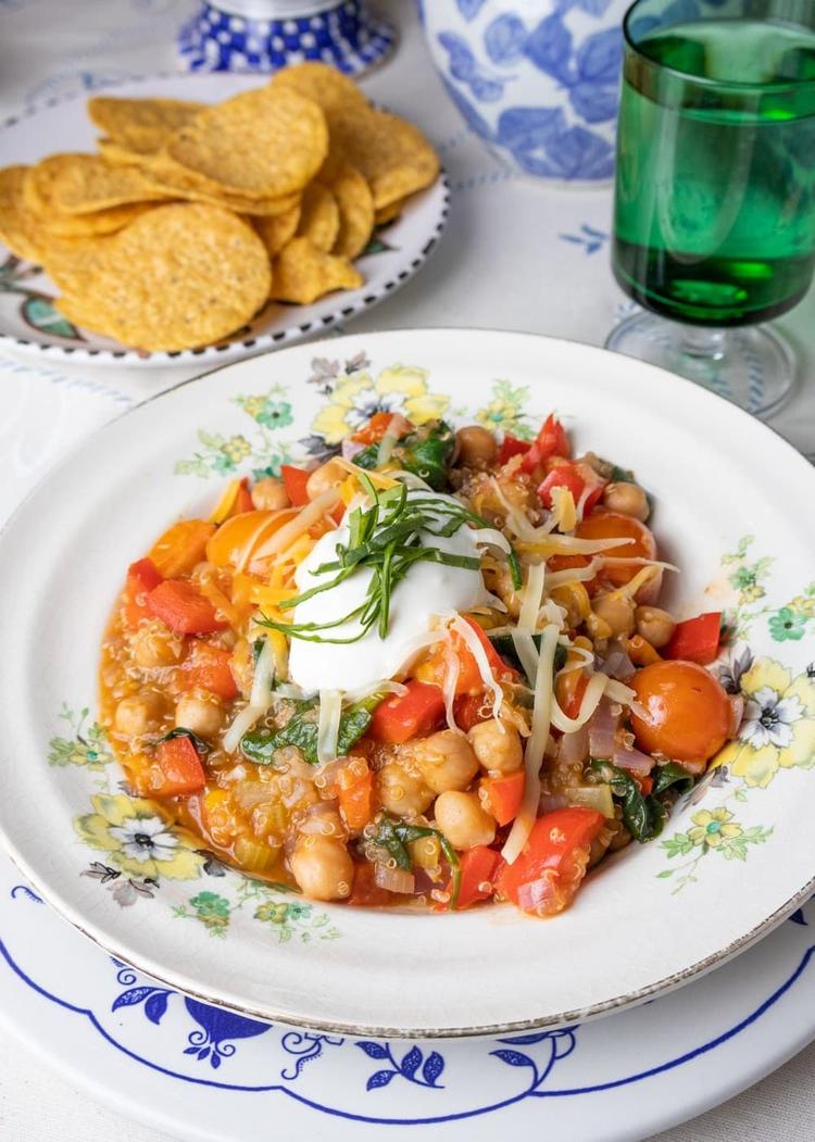 Varm vegetargryte med quinoa