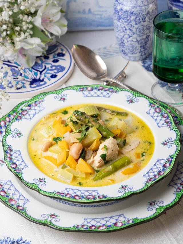 Gul kyllingsuppe med asparges og squash