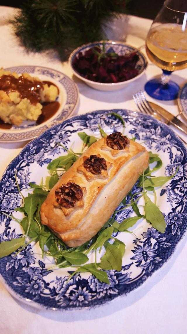 Nøttestek med poteter, brun saus og hjemmelaget rødkål