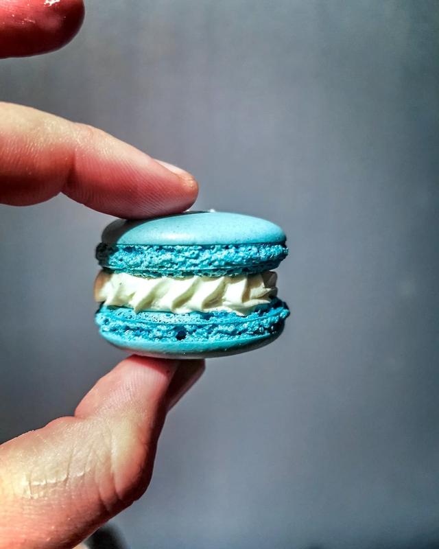 Vanilla and white chocolate macarons