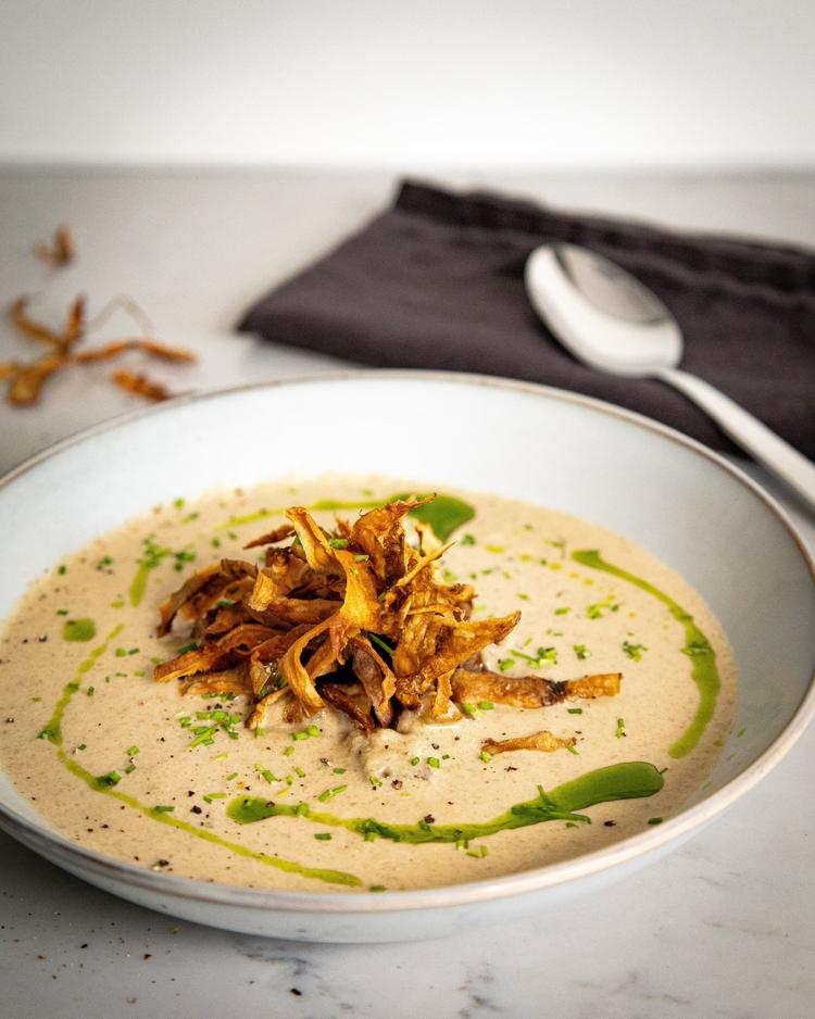 Jordskokksuppe med fritert skrell