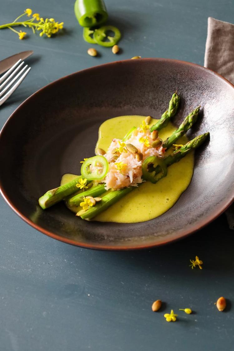 Asparges, krabbe og jalapeñohollandaise