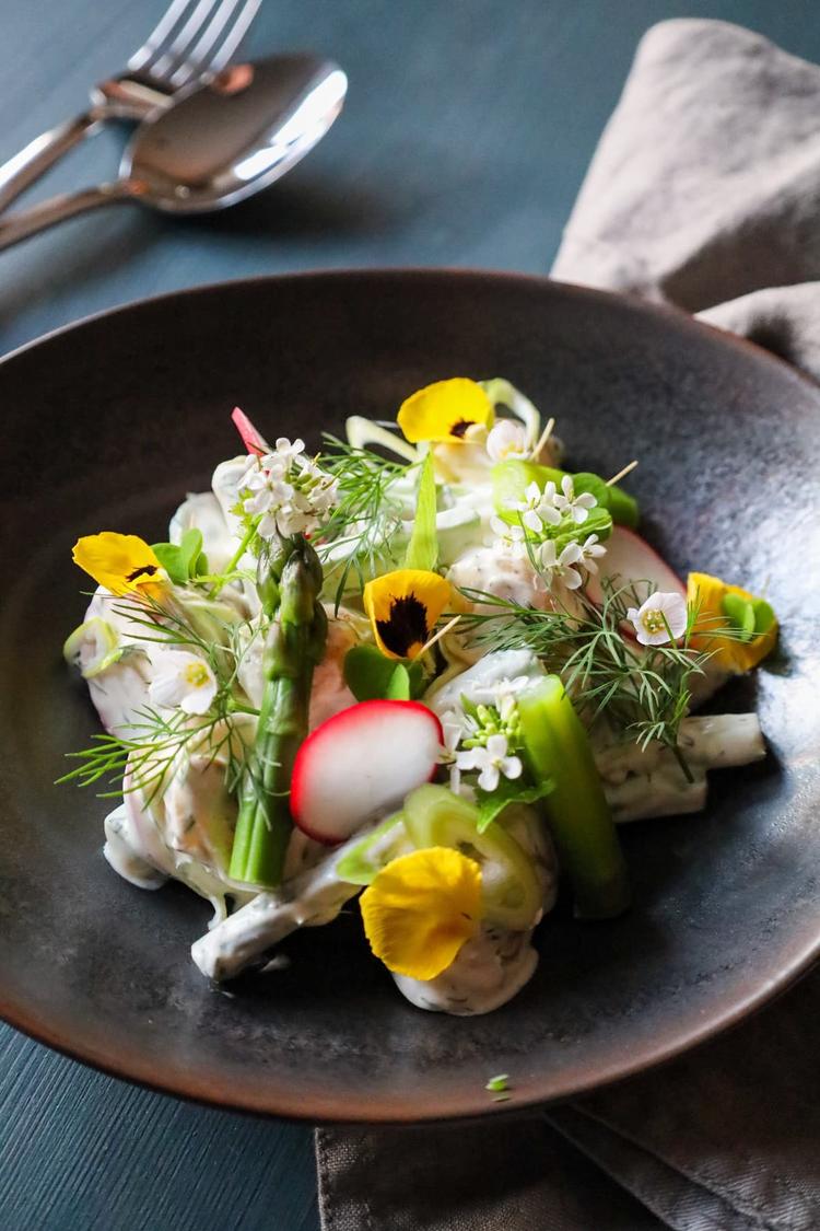 Potet- og aspargessalat med kremet dilldressing