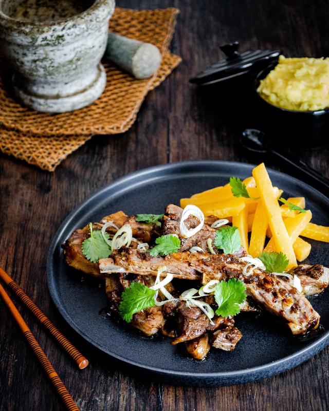 Pinnekjøtt med sort pepperglace, konfitert kålrot og potetmos