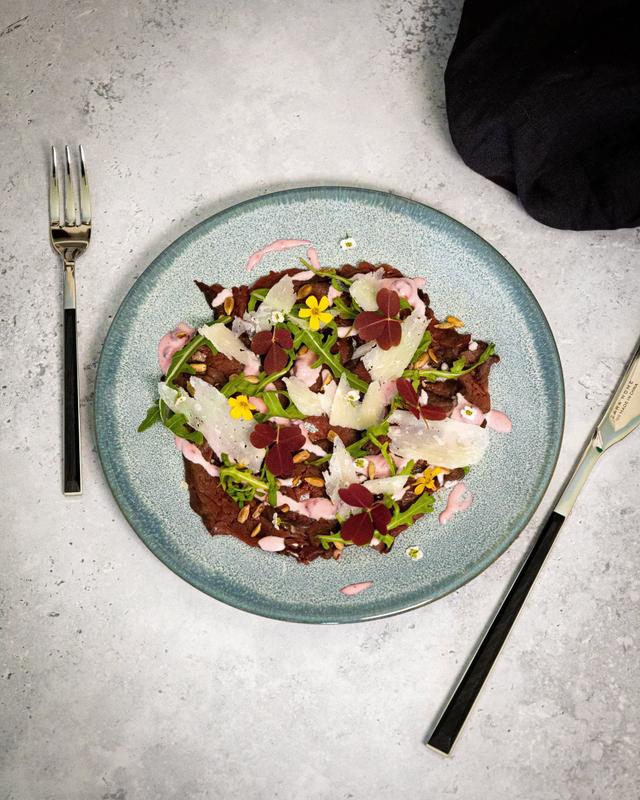 Elgcarpaccio med tyttebærkrem og parmesan