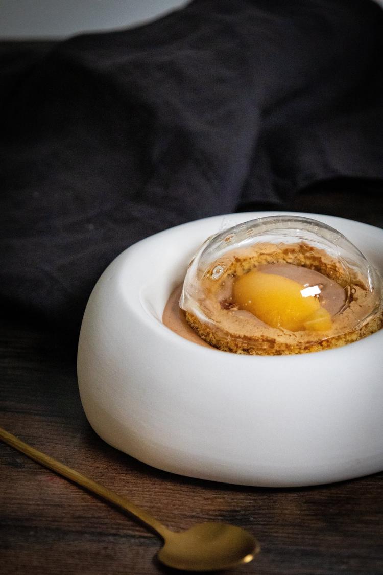 Mandelkake, sjokoladekrem, brente mandler og klementinsorbet