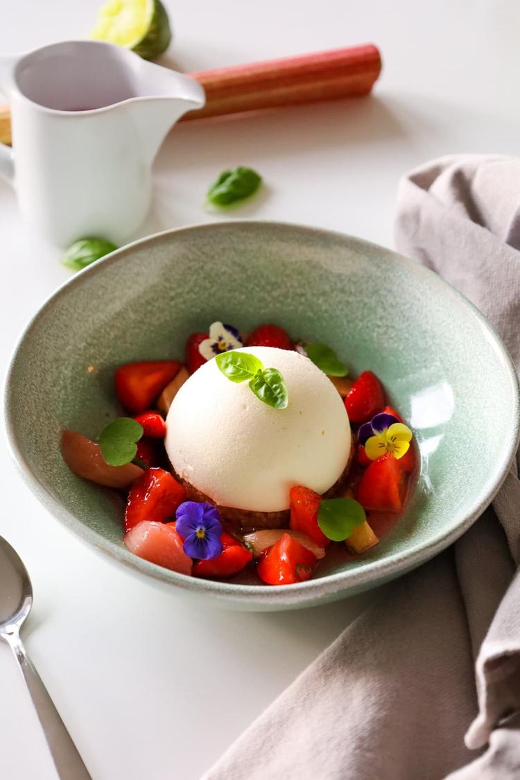 Basilikummarinert jordbær, rabarbra, hvit sjokolademousse og mandelkake