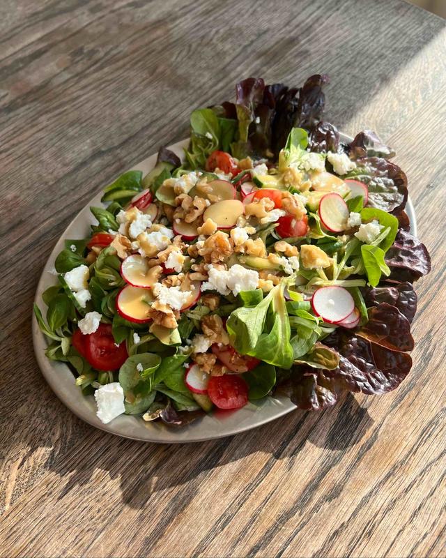 Sommersalat med honning- og sennepsdressing