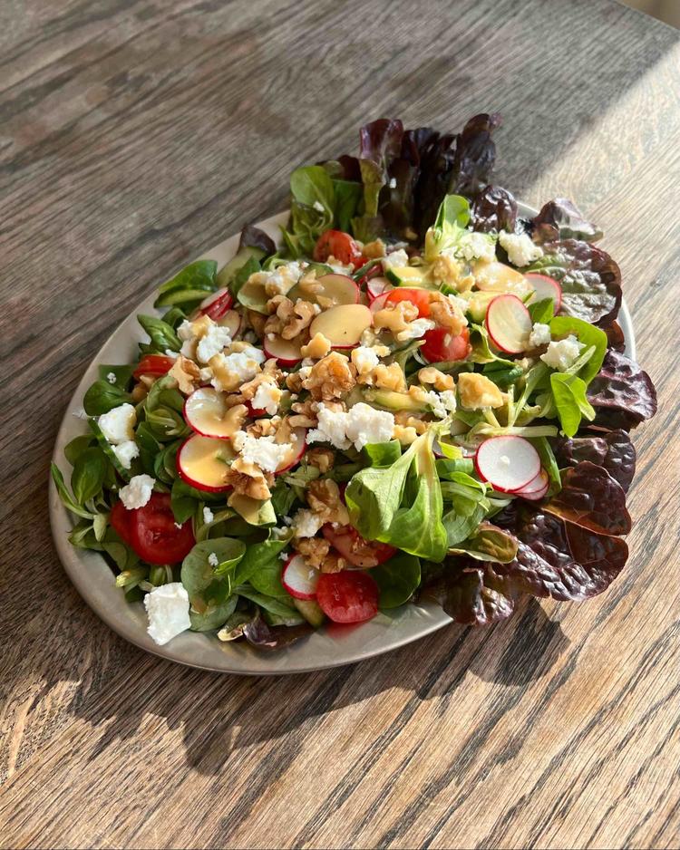 Sommersalat med honning- og sennepsdressing