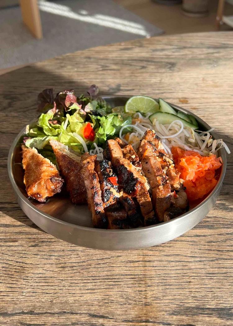 Vietnamesiske risnudler med sitrongressmarinert svin