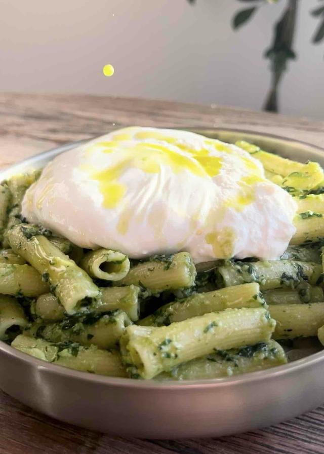 Pasta med burrata og hjemmelaget pesto