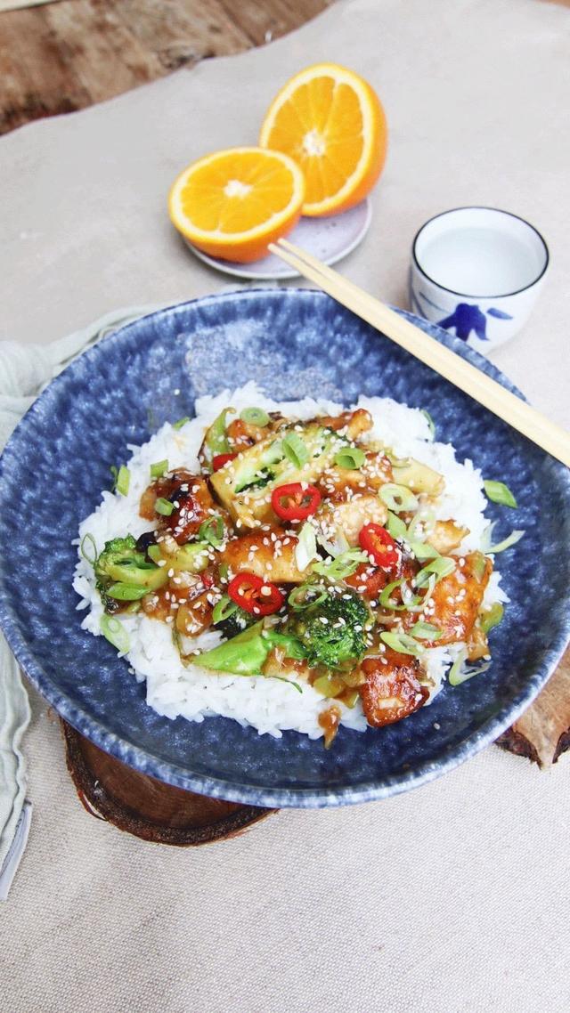 Fritert kylling i appelsinsaus med ris