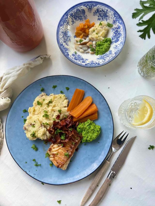 Torsk med sprøstekt bacon, ertestuing og smørsaus