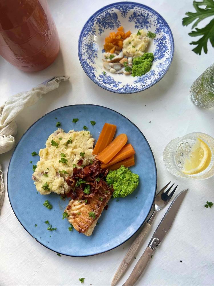 Torsk med sprøstekt bacon, ertestuing og smørsaus