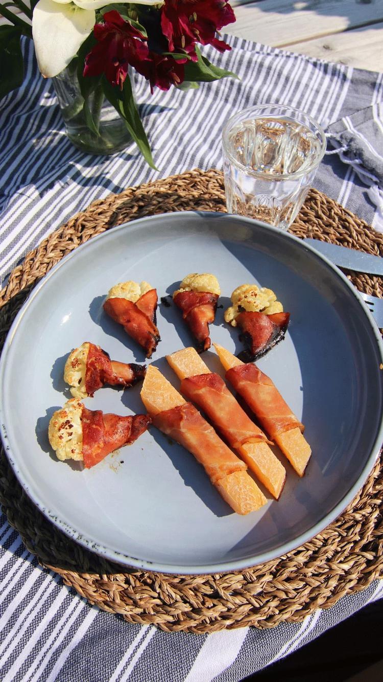 Bakte rotgrønnsaker med spekeskinke