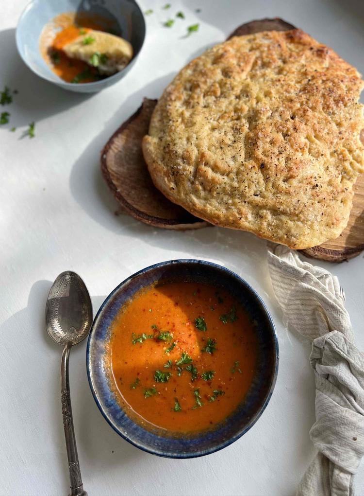 Kjapp tomatsuppe med focaccia og egg