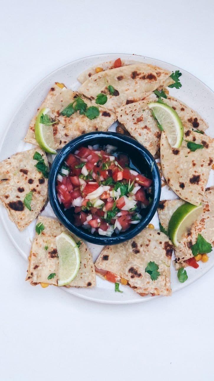 Vegetarquesadillas med tomatsalsa