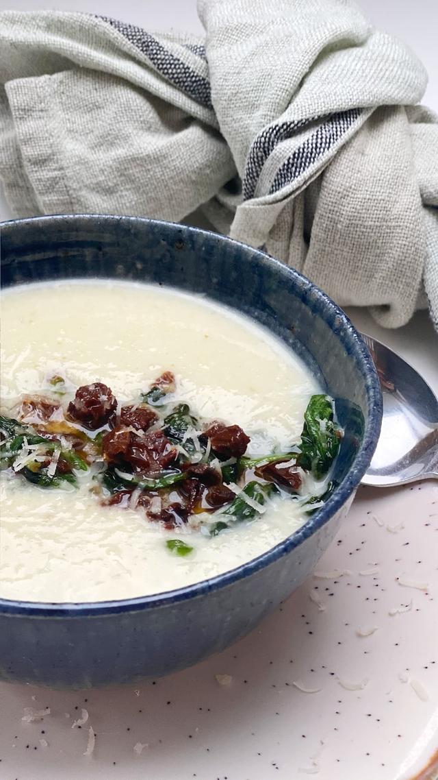 Blomkålsuppe med parmesan og soltørkede tomater