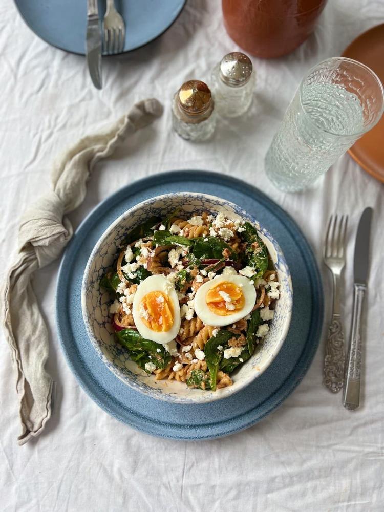 Rød pastasalat med egg