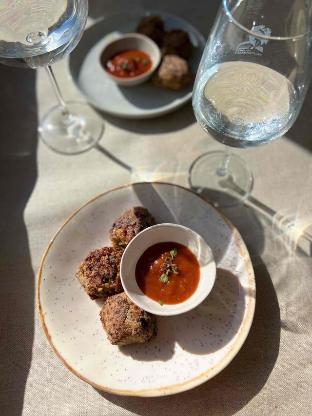 Friterte risottoballer med plommesaus