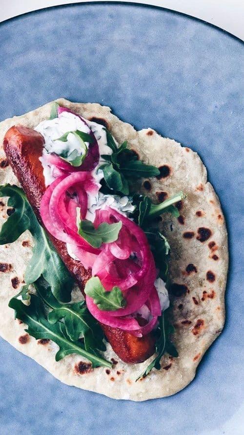 Vegetarpølser i hjemmelagde potetlomper