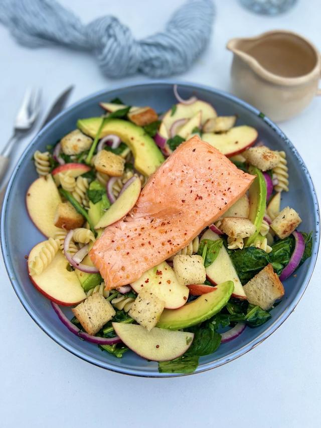 Laksesalat med syrlig dressing og hjemmelagde krutonger